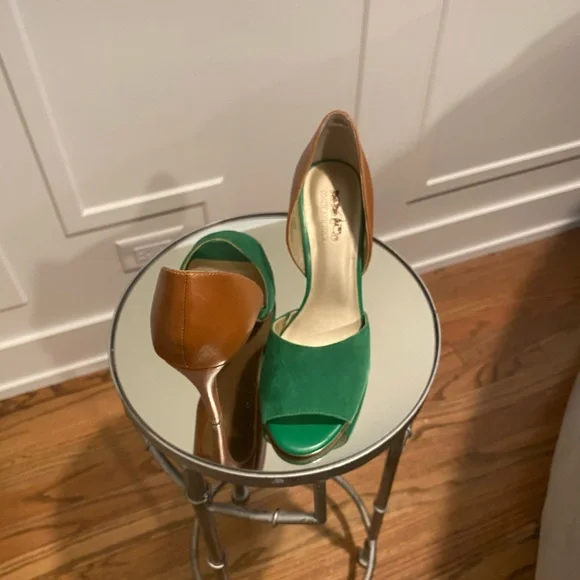 Coach and Four Two-Tone Heels (NWOT) - Picture 3 of 8